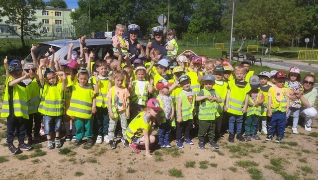 Policjantki dzierżoniowskiej drogówki spotkały się z dziećmi z Publicznego Przedszkola nr 3 w Bielawie.