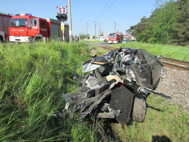 Do tragicznego w skutkach wypadku doszło we wtorek rano na przejeździe kolejowym w Tarchałach Wielkich koło Odolanowa (powiat ostrowski). Mężczyzna kierujący osobowym fordem zlekceważył znak stop i sygnalizację świetlną. 

Zobacz więcej: Śmiertelny wypadek na przejeździe kolejowym w Tarchałach Wielkich [FOTO]

---------------
Zobacz też: Sportowe podsumowanie
