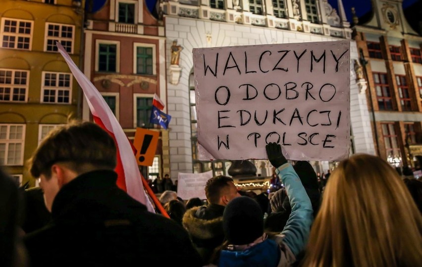 13.04.2019 - wiec poparcia dla nauczycieli przed fontanną...