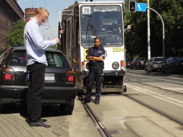 27 czerwca źle zaparkowany volkswagen blokował przejazd na Podwalu. Auto odholowano