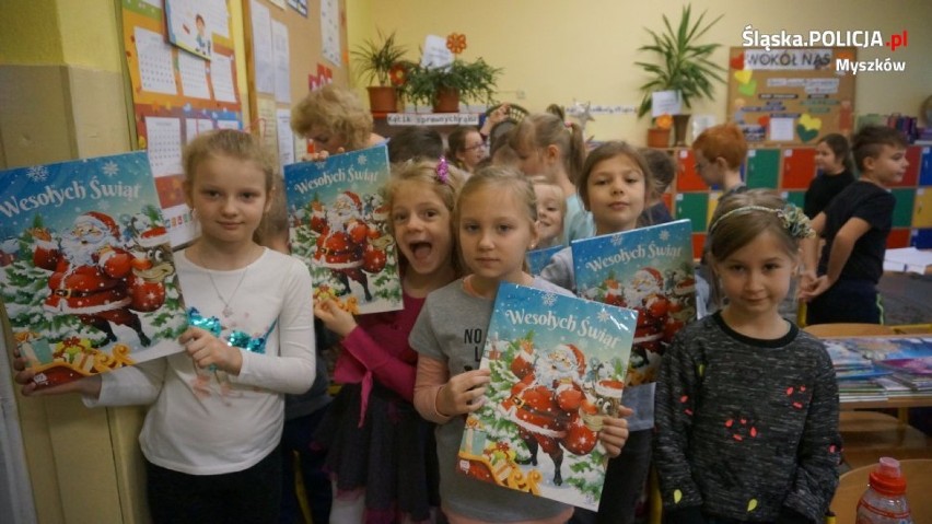 Myszków: Pomocnicy Świętego Mikołaja i Sznupek rozdawali prezenty w Szkole Podstawowej nr 5 i przedszkolu "Puchatek" [ZDJĘCIA]