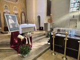 Pogrzeb biskupa Jana Wieczorka - wierni żegnają duchownego. Trwają uroczystości w Gliwicach