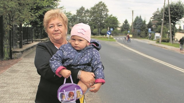 Halina Kawala z wnuczką Lenką często spaceruje ul. Zwycięstwa w Trzebini i widzi pędzące auta