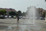 Kurtyna wodna chłodzi mieszkańców na placu Kościuszki w Łęczycy [ZDJĘCIA, FILM]