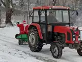 Gmina Wejherowo. Mikołajki w sołectwie Sopieszyno 2022. Święty Mikołaj odwiedził mieszkańców. Zamiast reniferów miał … traktor! | ZDJĘCIA 