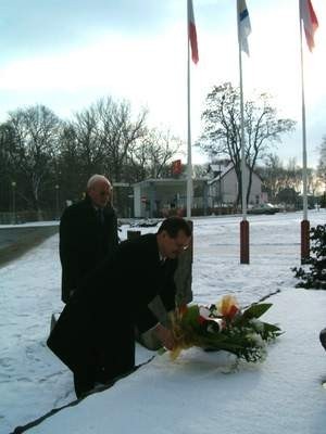 Wiązankę kwiatów pod pomnikiem przy placu Wolności złożył m.in. Adam Kaszowicz, przewodniczący Rady Miejskiej w Pelplinie. Fot. Nina Wilkos