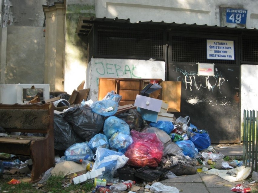 Cudze śmieci podrzucone pod altanką śmietnikową