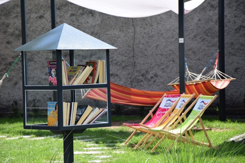 KROTOSZYN: Na skwerze przy krotoszyńskiej bibliotece powstała letnia czytelnia [ZDJĘCIA]