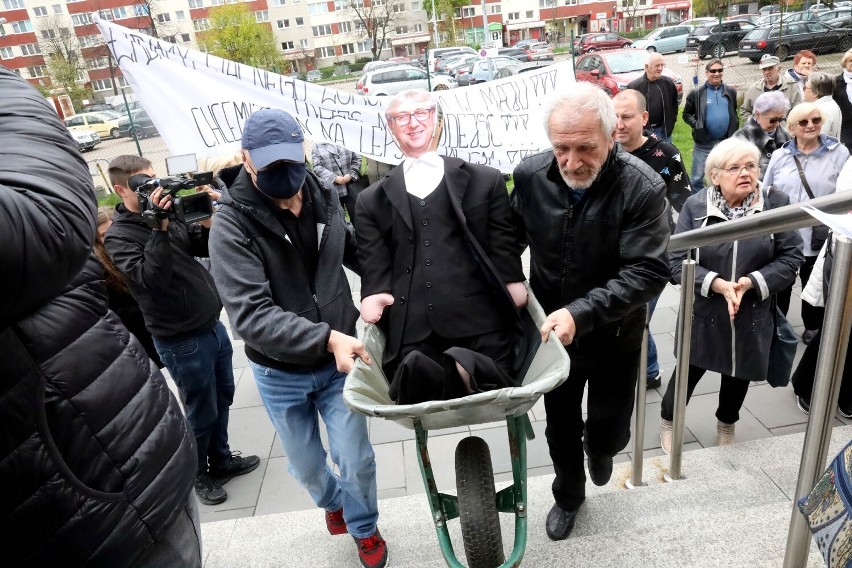 Kwiecień to miesiąc protestu mieszkańców przed siedzibą Legnickiej Spółdzielni Mieszkaniowej, żądali zwołania Walnego Zgromadzenia Członków spółdzielni LSM i wybrania nowych władz.