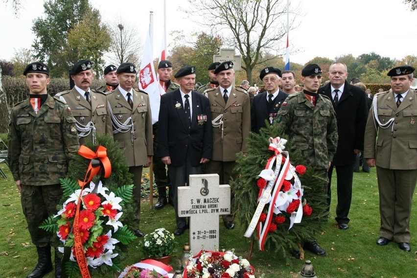 Żołnierska pamięć. 11DKPanc przy grobie gen. Stanisława Maczka na cmentarzu w Bredzie