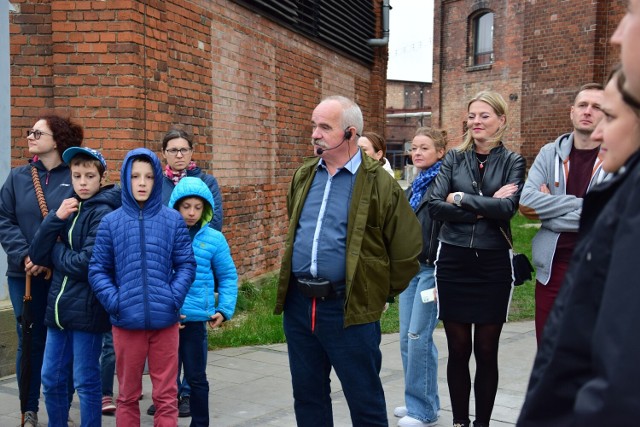 Dwa terminy zwiedzania i pełne obłożenie, jeśli chodzi o chętnych. Tak wyglądały ostatnie spacery z historią, tym razem przybliżające dzieje fabryki cukru w Żninie.