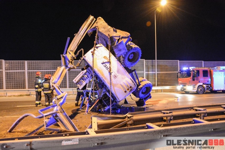 Wypadek na S8 pod Wrocławiem. Koparka, która spadła z...