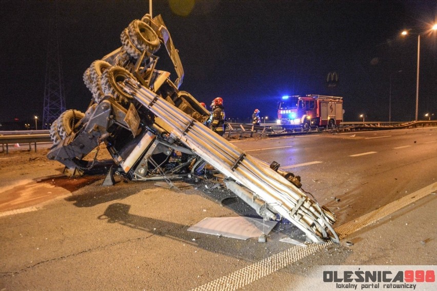 Wypadek na S8 pod Wrocławiem. Koparka, która spadła z...