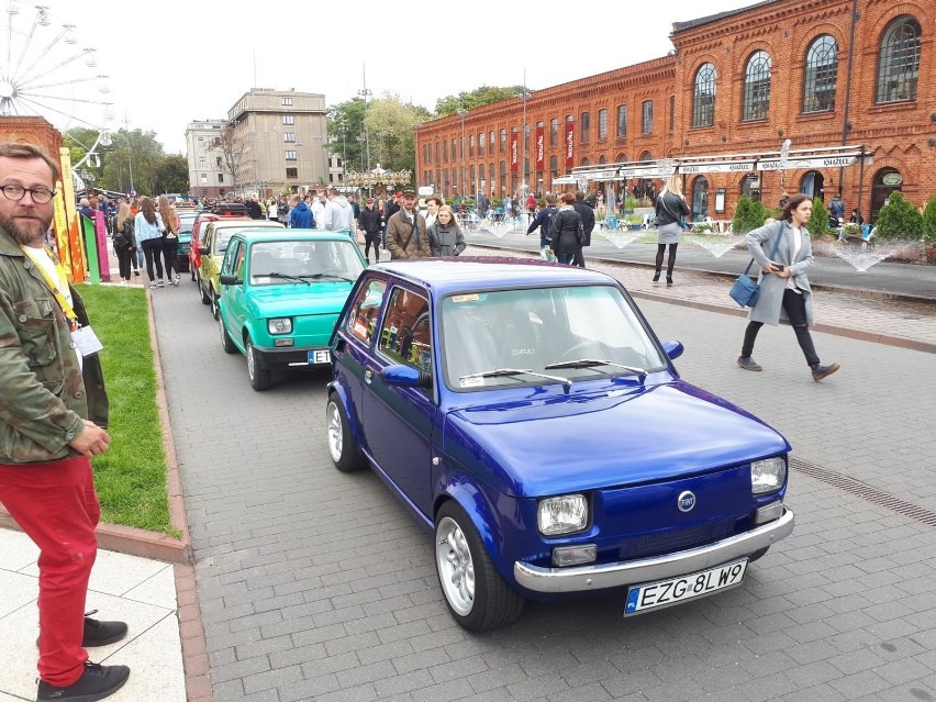 Parada maluchów w Łodzi. Małe fiaty opanowały Manufakturę. Zobacz zdjęcia!