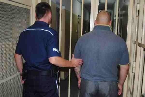 Pamiątkowo. Policjanci uwolnili porwaną prostytutkę. FOTO FILM