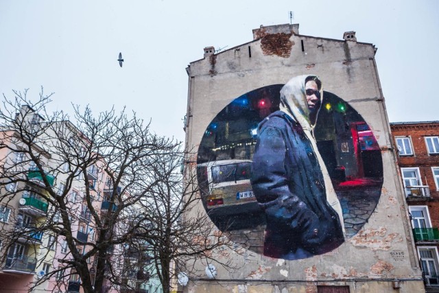 Na Nowej Pradze można odnaleźć wiele galerii, jak i obiektów sztuki publicznej czy street artu. Niektóre murale czy szablony ostają się dłużej na elewacjach kamienic, niektóre jednak szybko znikają. Właśnie dlatego warto zainteresować się inicjatywą Praskiej Ferajny. Biorąc udział w organizowanym przez nich spacerze będziecie mieli możliwość prześledzenia praskiej sztuki, również w jej ulicznej wersji oraz podzielenia się swoimi przemyśleniami na jej temat. 

Spacer odbędzie się 10 lutego w godzinach od 13 do 15. Zbiórka na ul. Wileńskiej 69 (róg ul. Szwedzkiej). Szczegóły wydarzenia TUTAJ

Zobaczcie też: "Warszawa neon". Światła powojennej Warszawy w Muzeum Neonów