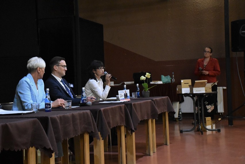 Debata przedwyborcza w Miastku. Pięcioro kandydatów na burmistrza zaprezentowało się przed przyszłymi wyborcami | ZDJĘCIA