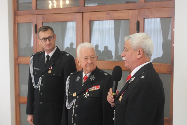 Starosta Tomasz Barczak (z prawej) został ponownie wybrany prezesem związku OSP powiatu mogileńskiego
