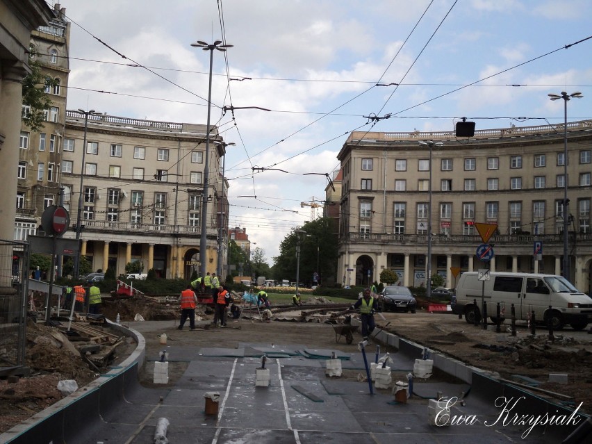 Ekipy remontowe podczas pracy. Widok na pl. Zbawiciela. Fot....