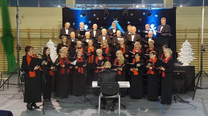 Koncert noworoczno-kolędowy w Szamocinie: Świąteczne utwory w wykonaniu dzieci i dorosłych (FOTO)