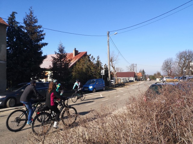 Wzgórza Dalkowskie to coraz bardziej atrakcyjny turystycznie kierunek wypraw, także tych rowerowych. Rowerzyści jadący przez Kurów Wielki - niedziela, 21 lutego 2021