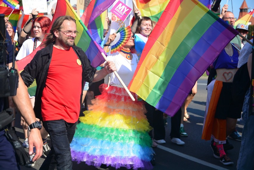 Marsz Równości po raz drugi przeszedł przez Piłę. Było tęczowo, wesoło i spokojnie [ZOBACZ ZDJĘCIA]
