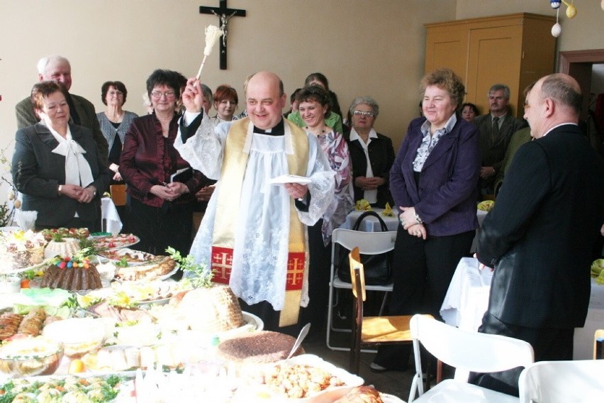 Pałucki stół wielkanocny [marzec 2010] w Wójcinie, w gminie Żnin. Panie z KGW zaprezentowały świąteczne potrawy [zdjęcia] 