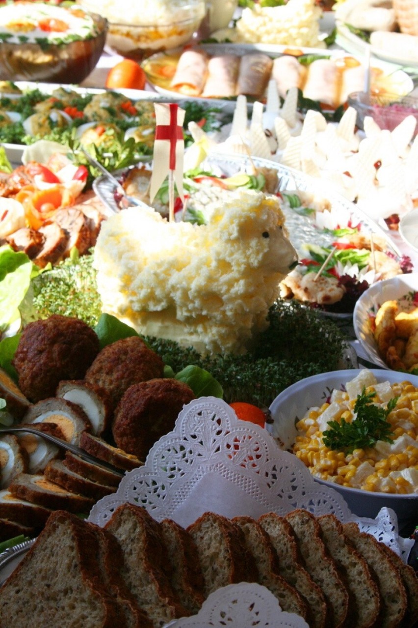 Pałucki stół wielkanocny [marzec 2010] w Wójcinie, w gminie Żnin. Panie z KGW zaprezentowały świąteczne potrawy [zdjęcia] 