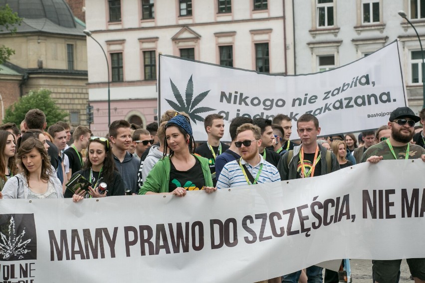 Marsz Wyzwolenia Konopi 2022. Zielona fala ponownie przeleje się przez Warszawę. "Mamy miliardy powodów by walczyć o legalizację"