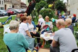 Inowrocław - Wspólnie dziergały przed budynkiem biblioteki w ramach Światowego Dnia Robienia na Drutach w Miejscach Publicznych