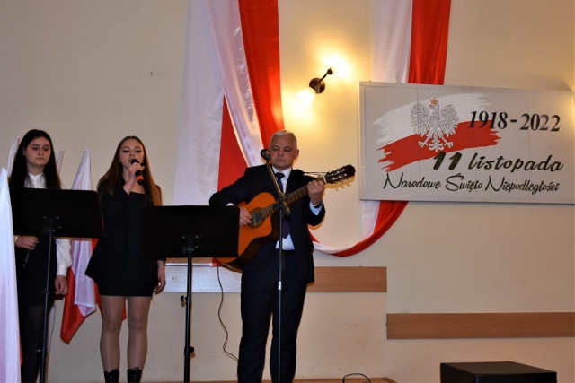 Obchody Narodowego Święta Niepodległości w gminie Przemyśl. Nz. wójt Andrzej Huk grający na gitarze, podczas koncertu pieści i piosenek patriotycznych.