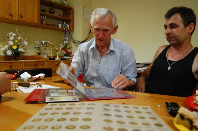 Obecnie zbierane są głównie monety,  czasami banknoty - pokazuje Stanisław Grąbczewski