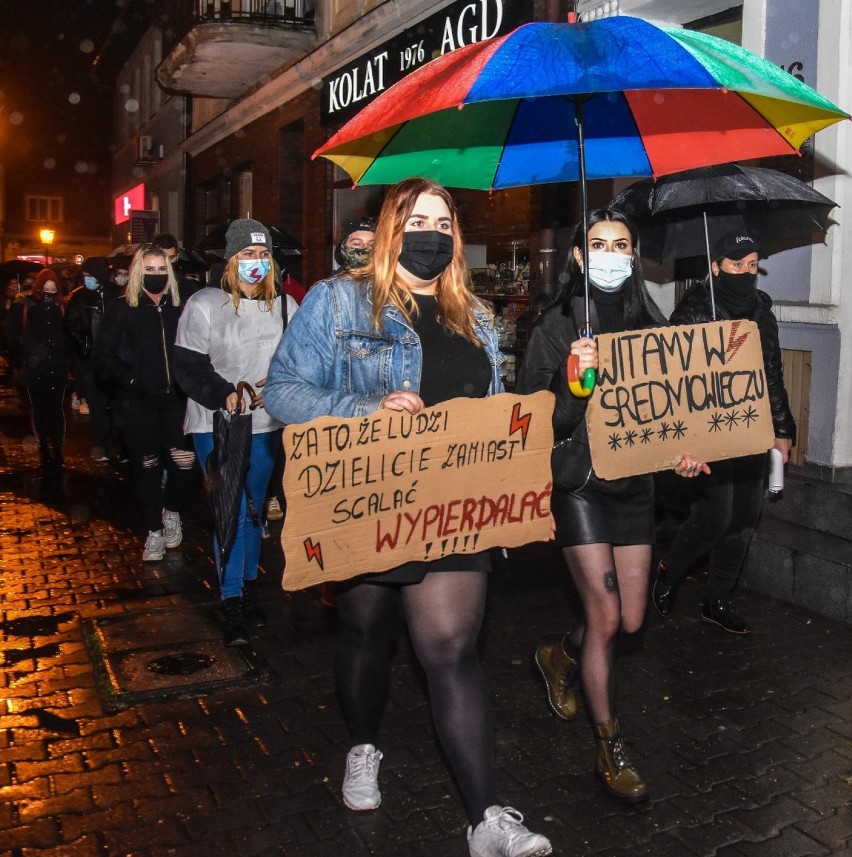 Protestowali w milczeniu. "Czarny spacer" na ulicach Szamotuł [ZDJĘCIA]