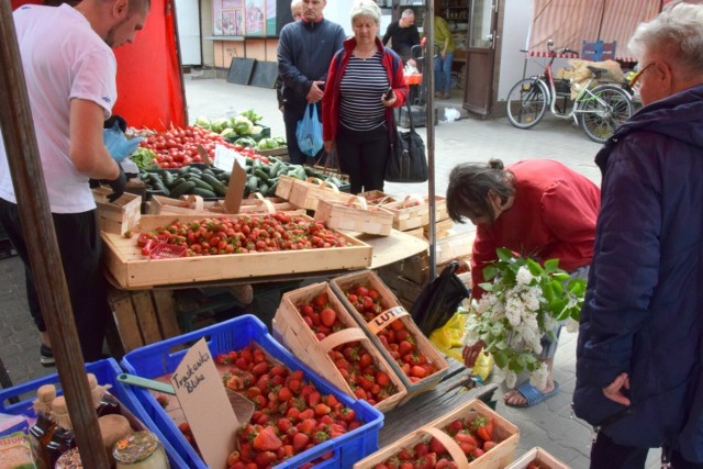 We wtorek, 24 maja na bazarach w Końskich truskawek nie brakowało. Ile kosztowały te i inne owoce oraz warzywa?