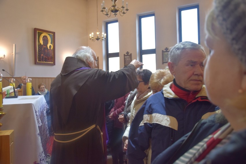 Popielec u franciszkanów w Tychach. Ojciec Winicjusz (w...