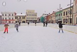 Lodowisko na żywieckim rynku. Z tafli można korzystać cały tydzień. Sprawdź cenę zimowej atrakcji