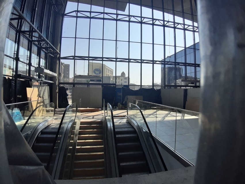 Na dworcu w Katowicach są już nowe ruchome schody. Ale jeszcze nie działają ZDJĘCIA