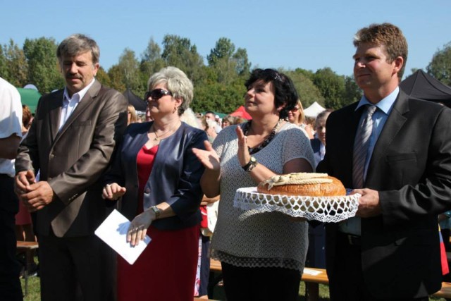 W tym roku gospodarzem dożynek było sołectwo Przejazdowo. Nad organizacją czuwał sołtys Janusz Sampolski (z chlebem). We wszystkim pracach pomagała mu małżonka Wiesława (obok) oraz liczna grupa mieszkańców. Mszę koncelebrował ks. proboszcz Stanisław Linda, a o oprawę muzyczną zadbały chóry działające przy kaplicy w Przejazdowie: Żebro Adama oraz Betlejem.