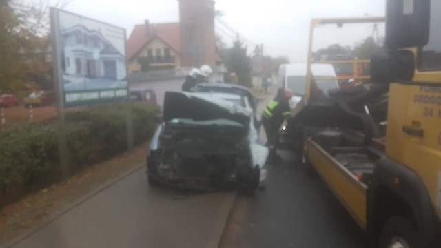 Strażacy zgłoszenie o wypadku otrzymali po godzinie 7 rano w poniedziałek, 29 października. W Ostromecku na ulicy Bydgoskiej doszło do zderzenia fiata ducato i citroena xsary. 

Na miejsce wezwano dwie karetki pogotowia, straż pożarną oraz policję. - Cztery osoby zostały zabrane do szpitala - informuje nas dyżurny bydgoskich strażaków. 

Przez kilka godzin droga była zablokowana. Obecnie nie powinno być już tam utrudnień. Ze wstępnych ustaleń wynika, że sprawcą jest kierowca citroena. - Jechał w kierunku Dąbrowy Chełmińskiej. Prawdopodobnie nie dostosował prędkości jazdy do warunków panujących na drodze i zderzył się z ducato - informuje kom. Przemysław Słomski z biura prasowego Komendy Wojewódzkiej Policji w Bydgoszczy. 


Piraci drogowi w regionie. Niemal doprowadzili do tragedii!  [wideo - program Stop Agresji Drogowej 4]

