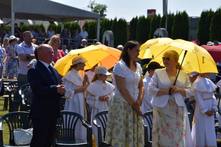 Odpust Matki Bożej Kościerskiej Królowej Rodzin. Mieszkańcy modlili się na placu Św. Jana Pawła II w Kościerzynie [ZDJĘCIA]