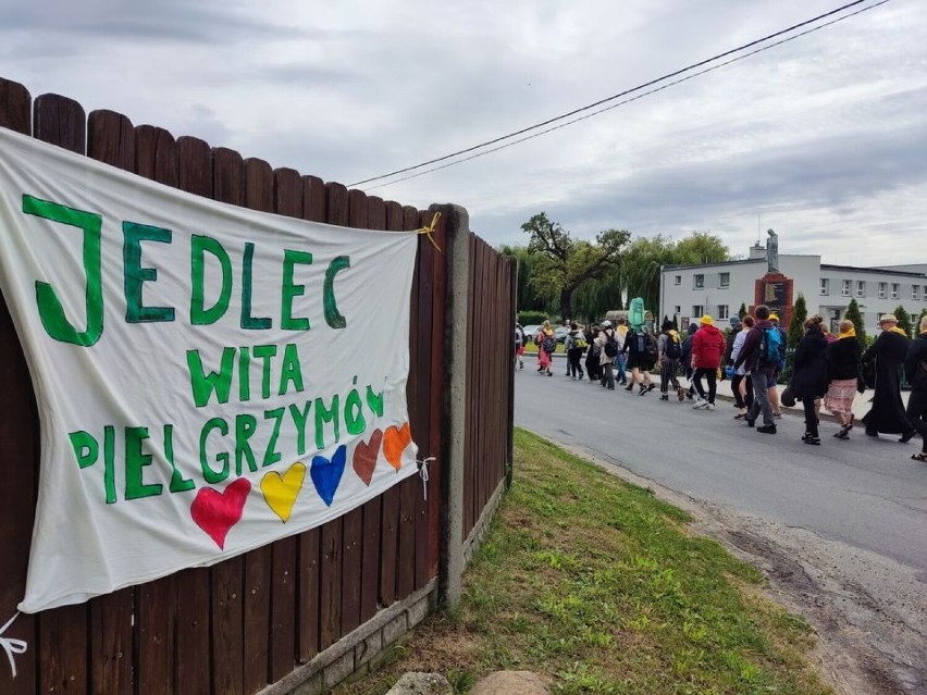 Gołuchów. Wyszli z domów powitać pielgrzymów zmierzających...