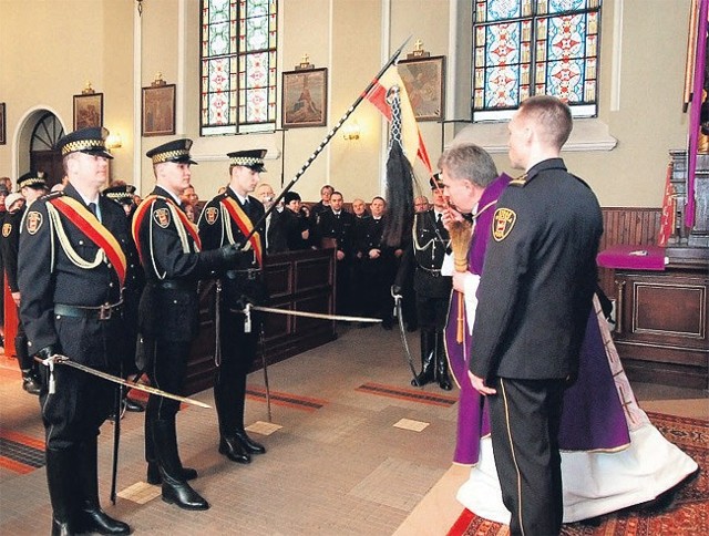 W ramach obchodów 20-lecia łódzkiej straży miejskiej w kościele pw. św. Anny poświęcono w niedzielę buńczuk dla sekcji konnej straży.