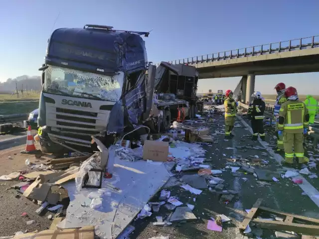 W wyniku wypadku na A2 poszkodowana została jedna osoba, którą przewieziono do szpitala.

Kolejne zdjęcie --->