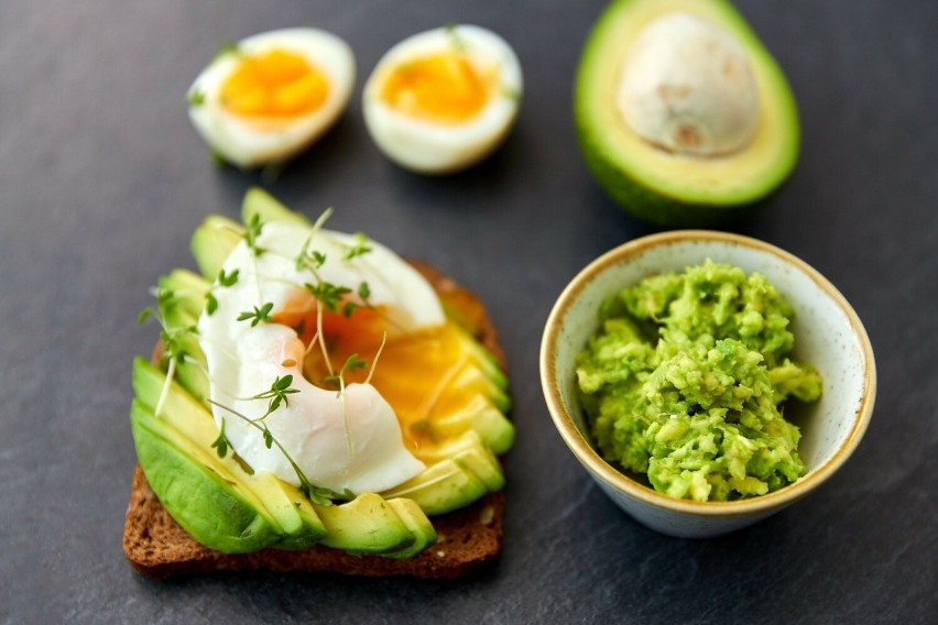 Jajko i awokado to idealne połączenie na śniadanie. Z tych...