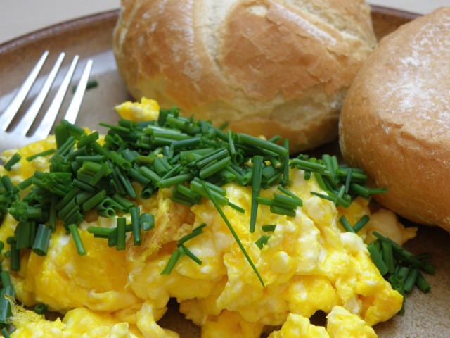 Jak zrobić jajecznicę. Przepis na jajecznicę. Z czym zrobić najlepszą jajecznicę?