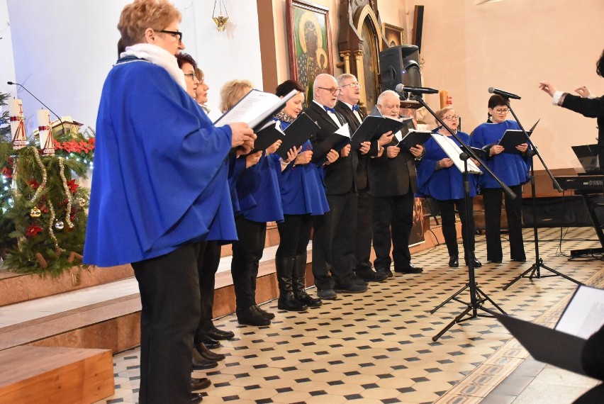 Kolędowanie w Debrznie - w kościele parafialnym jeszcze raz rozbrzmiał chóralny śpiew w świątecznym klimacie ZDJĘCIA