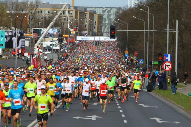 Poznań Półmaraton wystartował! Deszcz nie odstraszył biegaczy!