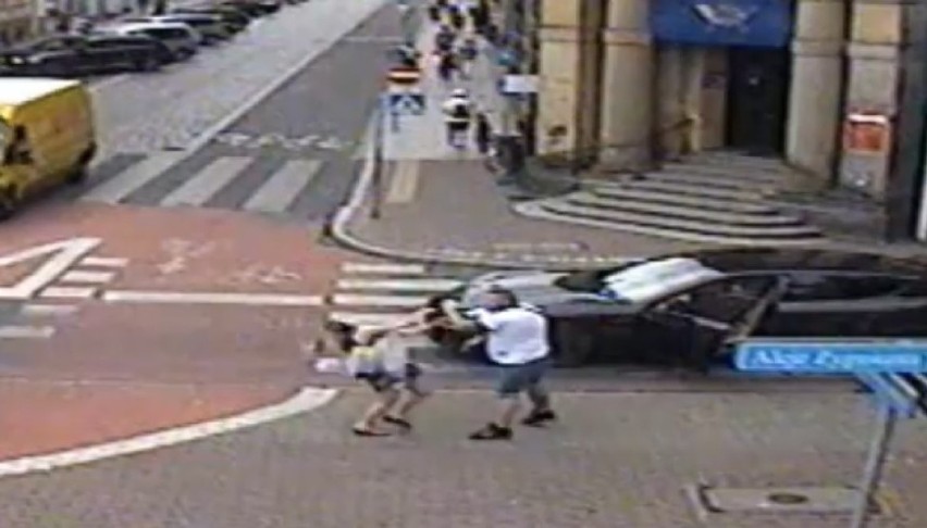 Tak wyglądał atak na kobietę w centrum Leszna nagrany przez kamerę