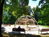 Gliwice: Nowa atrakcja dla dzieci w parku Grunwaldzkim – w ramach Budżetu Obywatelskiego stanęło tu wielofunkcyjne urządzenie linowe