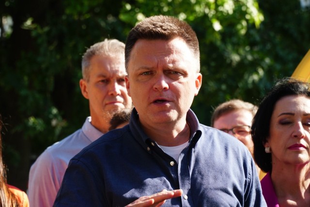 Szymon Hołownia zorganizował konferencję prasową pod siedzibą TVP.